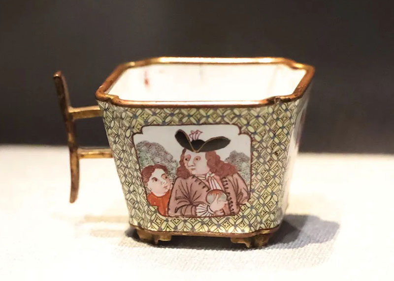  洋瓷与华彩:香港中文大学文物馆藏广珐琅特展 见证不同文明间的交往与对话