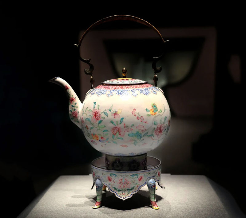  洋瓷与华彩:香港中文大学文物馆藏广珐琅特展 见证不同文明间的交往与对话