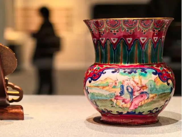  洋瓷与华彩:香港中文大学文物馆藏广珐琅特展 见证不同文明间的交往与对话