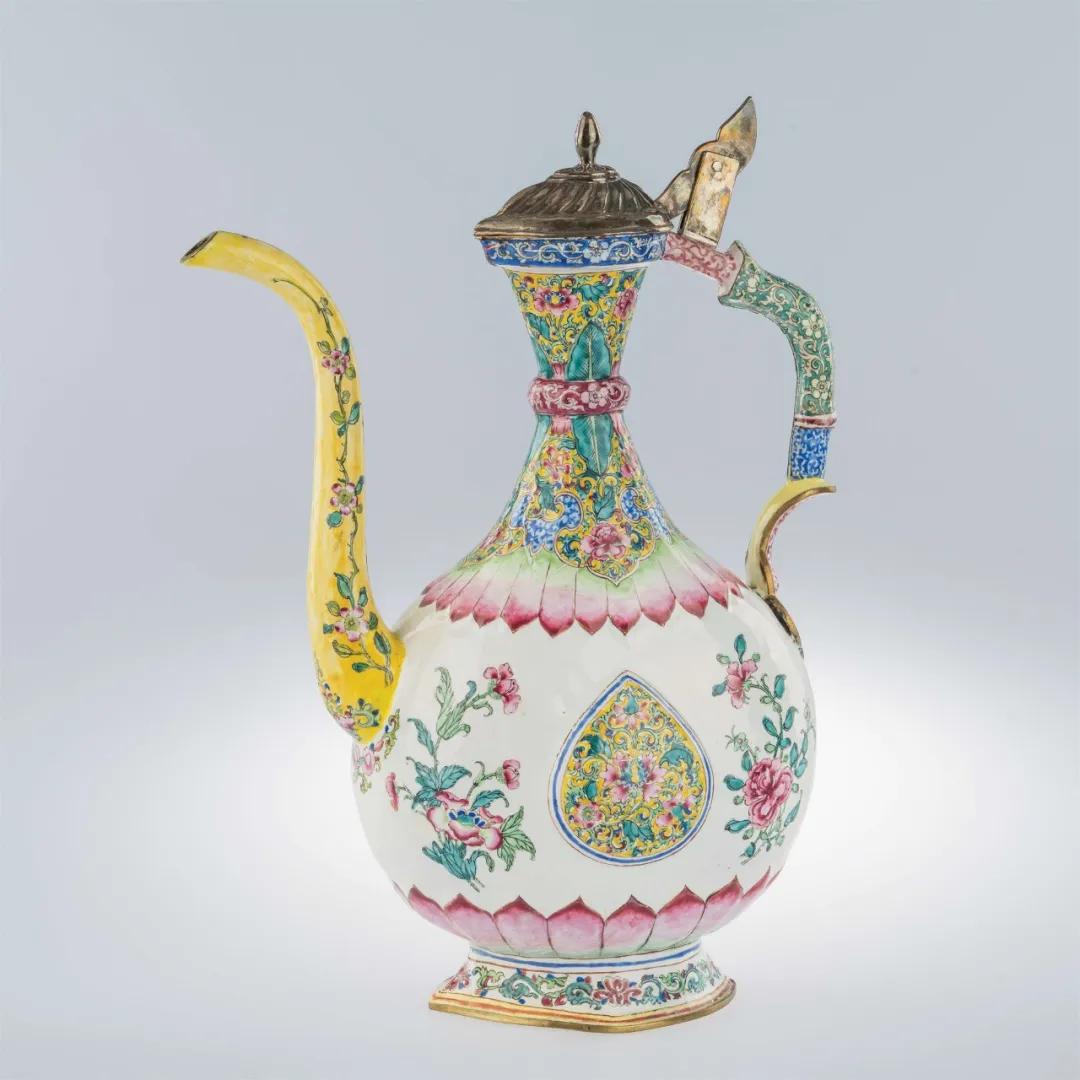  洋瓷与华彩:香港中文大学文物馆藏广珐琅特展 见证不同文明间的交往与对话