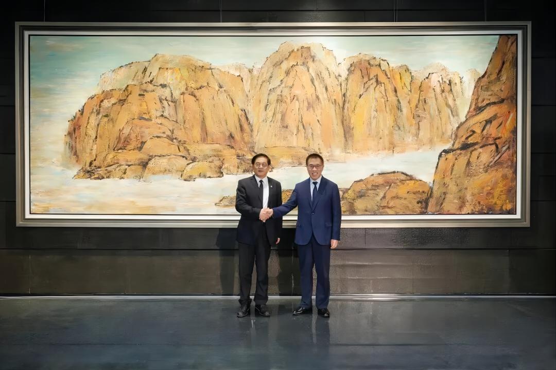 徐里向国家大剧院艺术中心捐赠巨幅油画