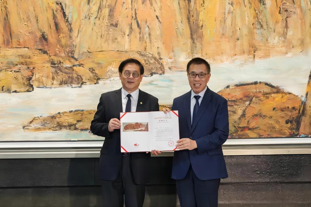 徐里向国家大剧院艺术中心捐赠巨幅油画
