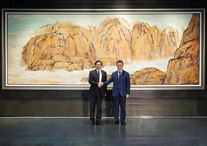 徐里向国家大剧院艺术中心捐赠巨幅油画
